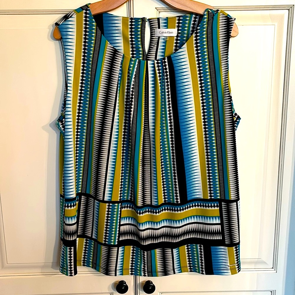 Calvin Klein sleeveless jersey knit top. 1X Mod geometric design.
